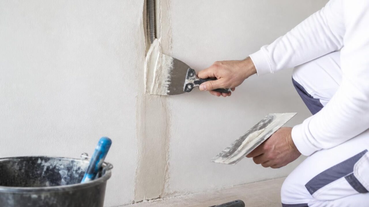 découvrez comment reboucher efficacement une saignée dans un mur après le passage d'une gaine, avec des conseils pratiques pour un résultat propre et durable.